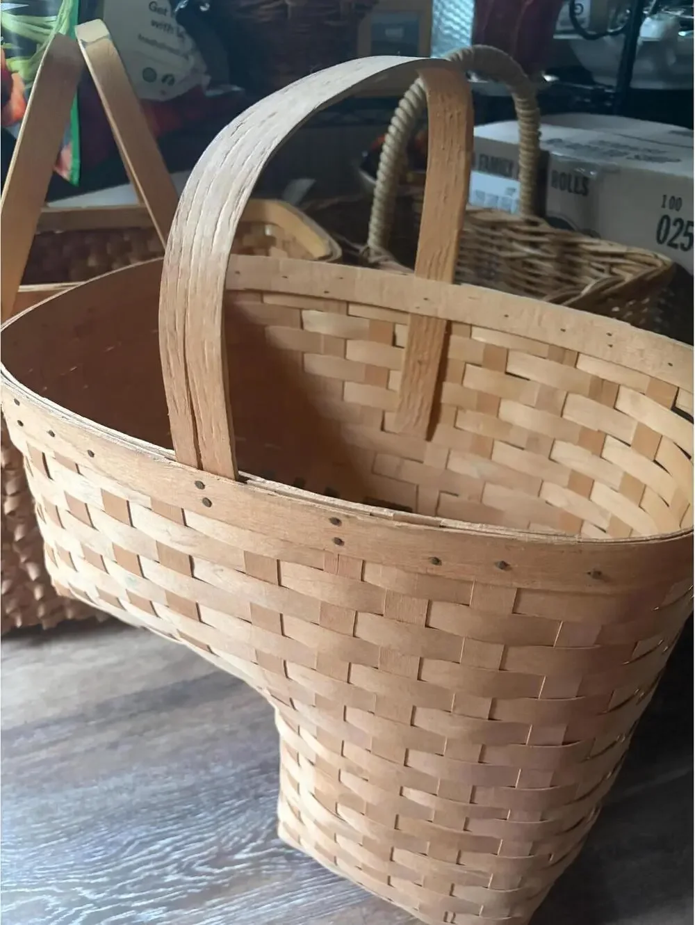 Woven splint wood market basket with a stationary handle.Vintage.